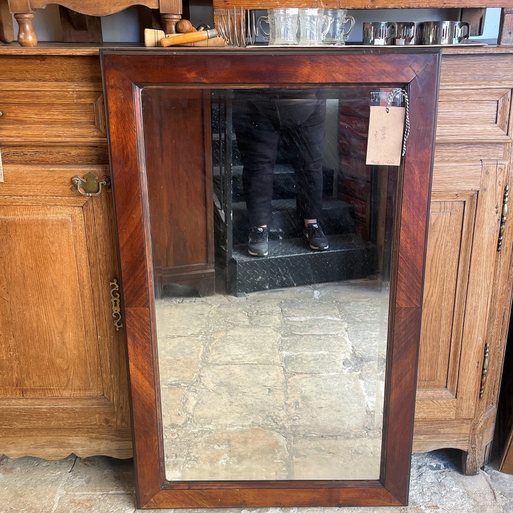 מראה וינטג' במסגרת עץ אגוז, מראה במסגרת עץ וינטג', מראה קריסטלית, מראת גוף וינטג', אקססורי וינטג', אביזרי וינטג' לעיצוב הבית, מראות וינטג', אביזרי וינטג' מעוצבים, ריהוט וינטג' לבית, ריהוט וינטג' כפרי, בלומה מיי וינטג' על זמני